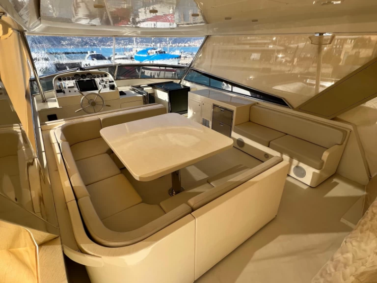 Falcon falcon 80 między profesjonalistami a osobami prywatnymi w Porto di Salerno