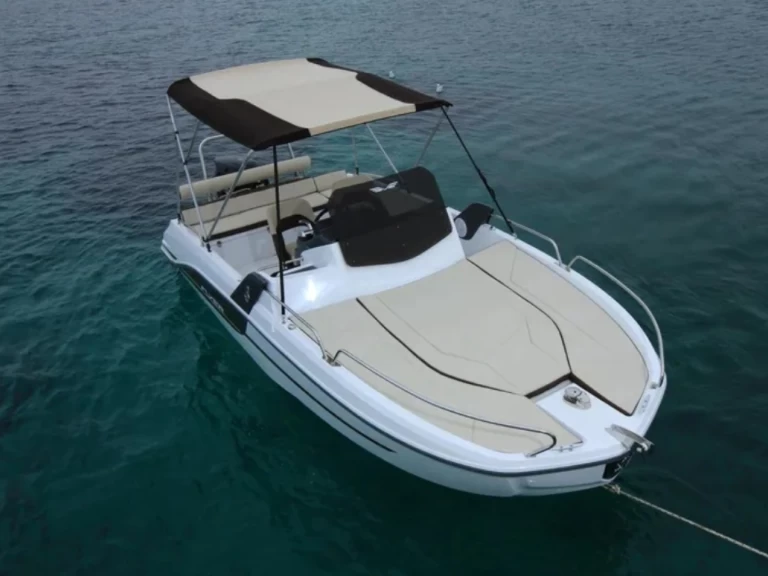 Wynajmij Motorówka z lub bez skippera Jeanneau w Les Salins d'Hyères