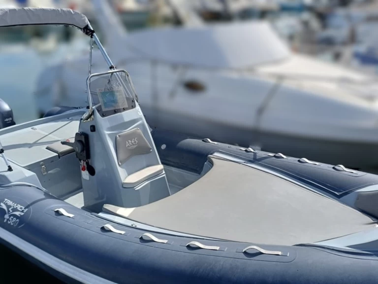 Trimarchi Trimarchi 580 między profesjonalistami a osobami prywatnymi w Alghero