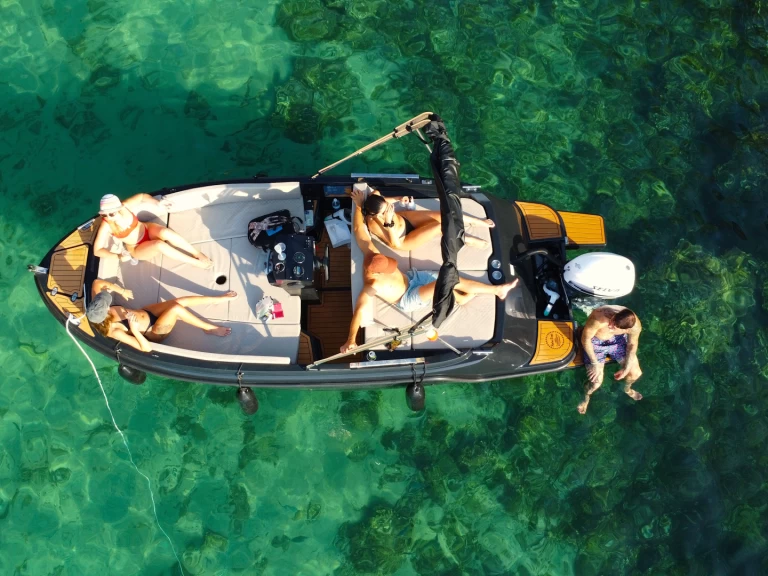 AQUA51 550 między profesjonalistami a osobami prywatnymi w Sant Antoni de Portmany