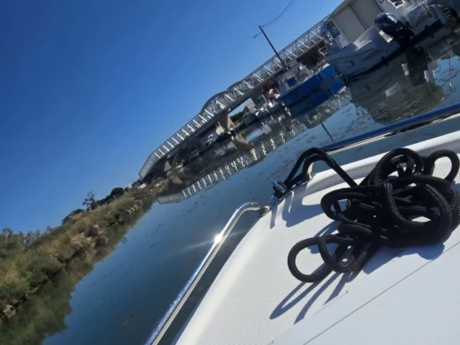 NAVALPLASTICA lancia 450 między profesjonalistami a osobami prywatnymi w Carnon-Plage