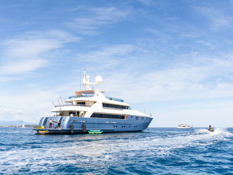 Concept-Marine Custom tri-deck 42 Metre między profesjonalistami a osobami prywatnymi w Cannes