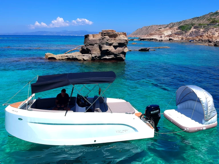 Wynajem Motorówka Valory z patentem 