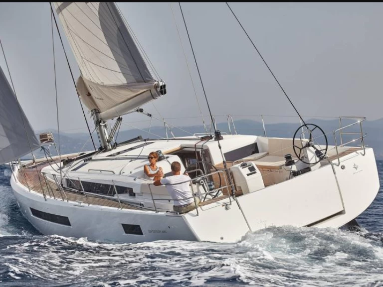 Jeanneau Sun Odyssey 490 między profesjonalistami a osobami prywatnymi w La Trinité-sur-Mer