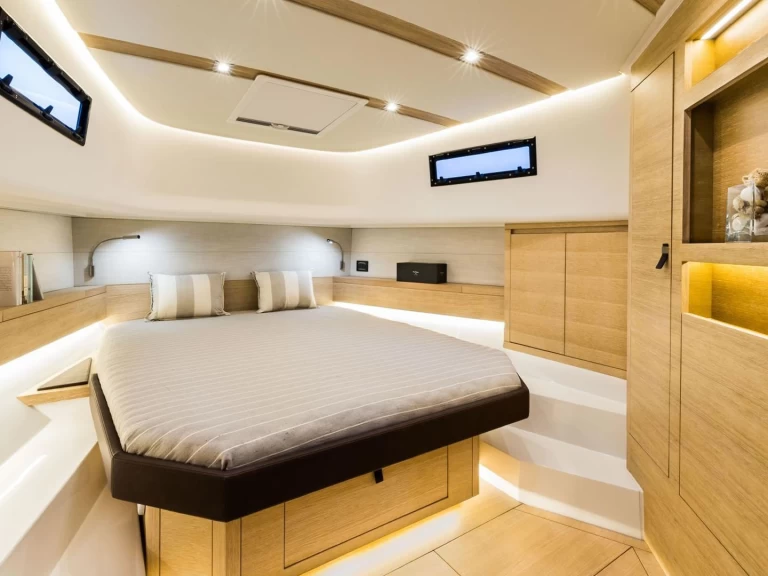 Cantiere Del Pardo 43 między profesjonalistami a osobami prywatnymi w Saint-Raphael