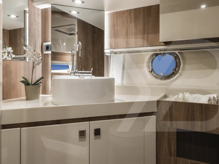 Wynajmij Cranchi Eco Trawler Long Distance 43 w Marina de Portimão