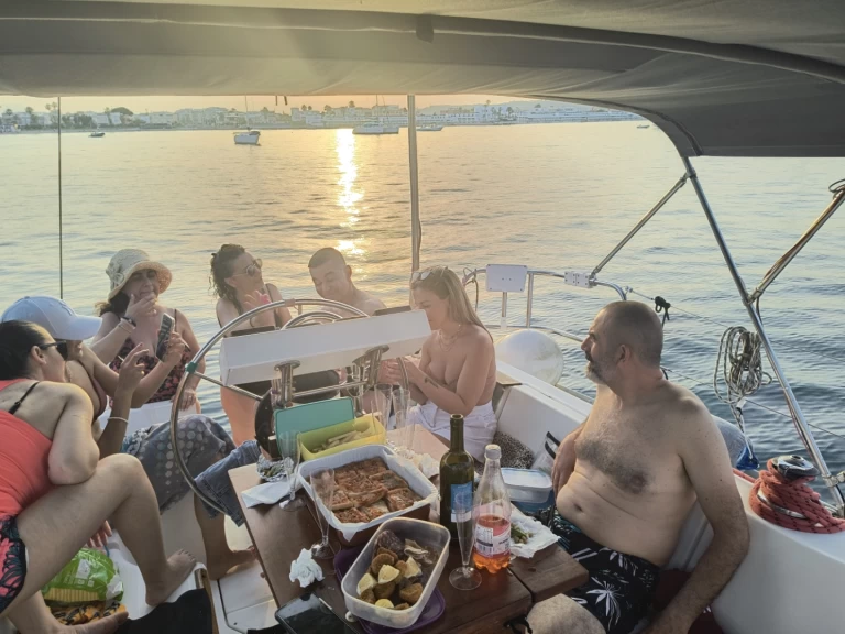 Wynajem Żaglowiec Bénéteau z patentem 