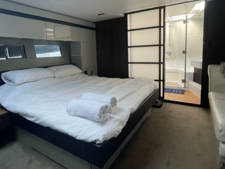 Fairline Targa 58 GTB między profesjonalistami a osobami prywatnymi w Cannes