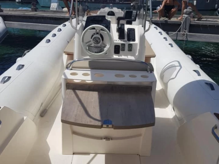 Wynajmij Capelli Tempest 700 Sun w Hyeres