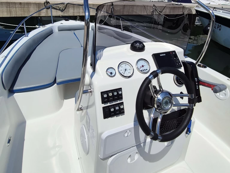 Motorówka do wynajmu w Červar-Porat w najlepszej cenie