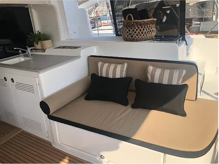 Wynajmij Katamaran z lub bez skippera Lagoon w Alimos