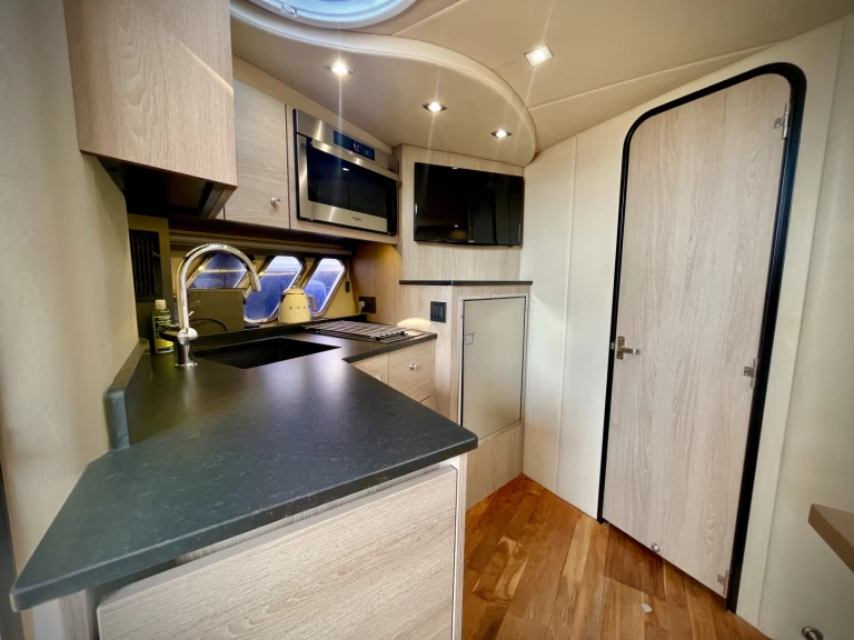 Wynajem Luksusowy jacht Cruisers z patentem 