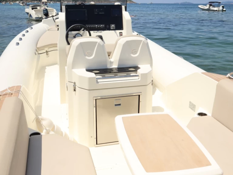 Wynajem Łódż półsztywna Capelli z patentem 