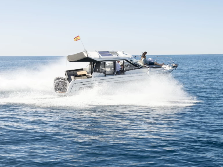 Jeanneau Merry Fisher 895 Cruiser między profesjonalistami a osobami prywatnymi w Alicante