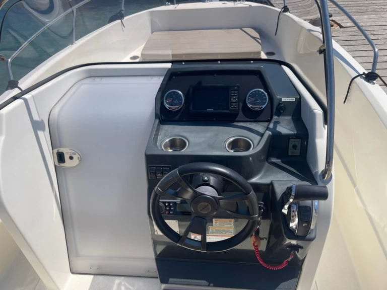 Quicksilver Activ 675 Open między profesjonalistami a osobami prywatnymi w La Madrague