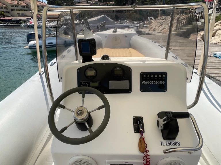 Łódż półsztywna do wynajmu w La Madrague w najlepszej cenie