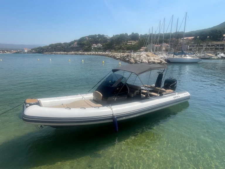 Brig Eagle 8 między profesjonalistami a osobami prywatnymi w La Madrague