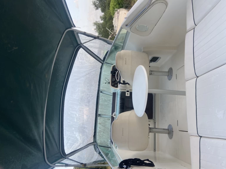 Jeanneau Leader 705 między profesjonalistami a osobami prywatnymi w Bénodet