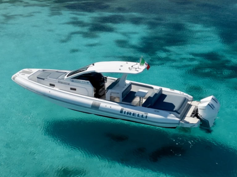 Pirelli Pirelli 35 między profesjonalistami a osobami prywatnymi w Porto Cervo