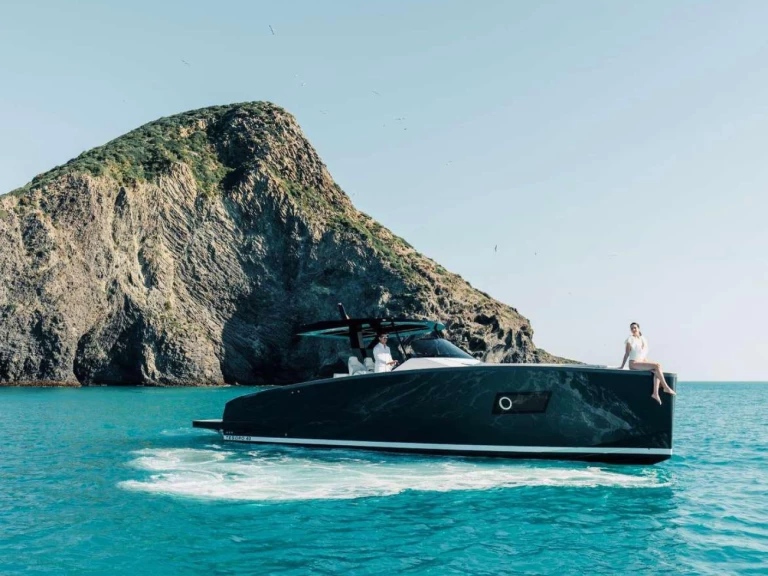 Tesoro 40 między profesjonalistami a osobami prywatnymi w Cannes