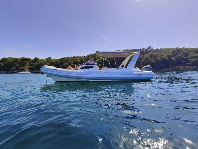 Łódż półsztywna do wynajmu w Mandelieu-la-Napoule w najlepszej cenie