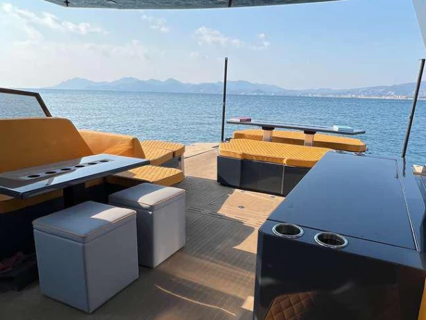 OKEAN 55 między profesjonalistami a osobami prywatnymi w Cannes