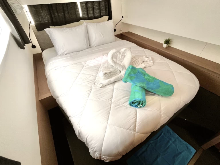 Wynajem Katamaran Fountaine Pajot z patentem 