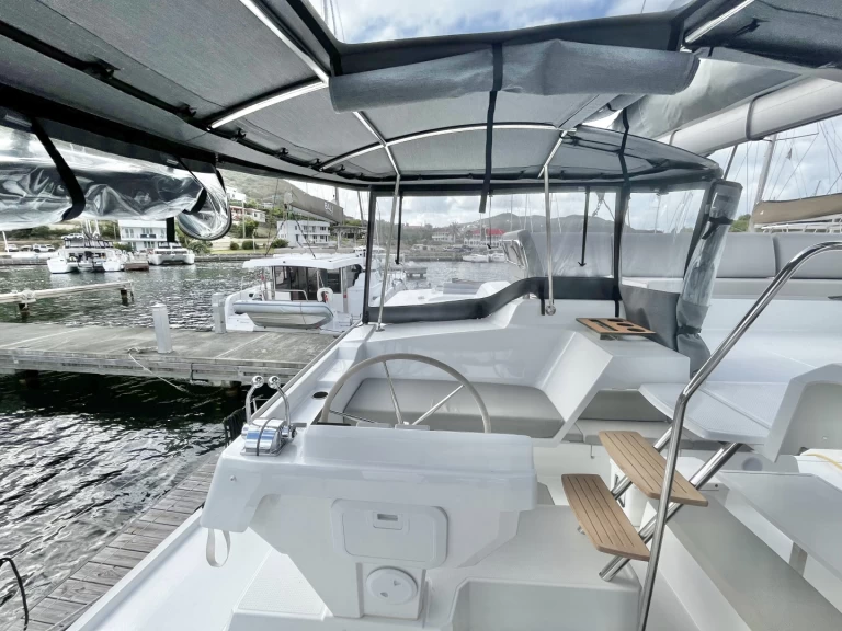 Fountaine Pajot Elba 45 między profesjonalistami a osobami prywatnymi w Parham Town