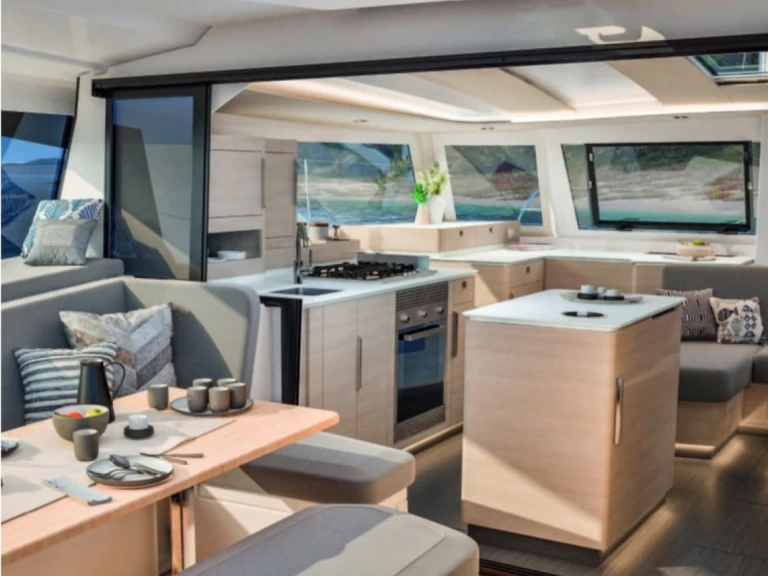 Wynajem Katamaran Fountaine Pajot z patentem 