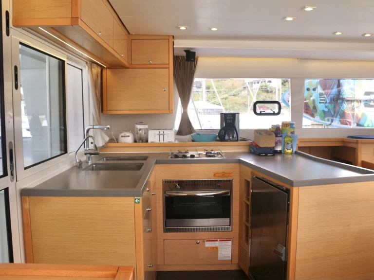 Wynajem Katamaran Lagoon z patentem 