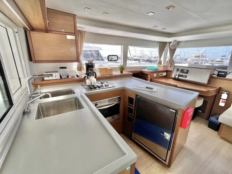 Lagoon Lagoon 450 F między profesjonalistami a osobami prywatnymi w Parham Town