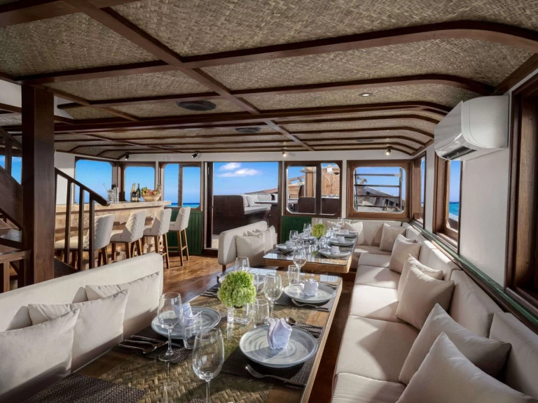 Luksusowy jacht do wynajmu w Sorong w najlepszej cenie