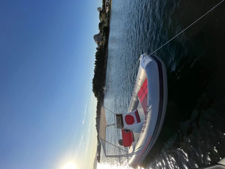 Łódż półsztywna do wynajmu w Port of Cannigione w najlepszej cenie