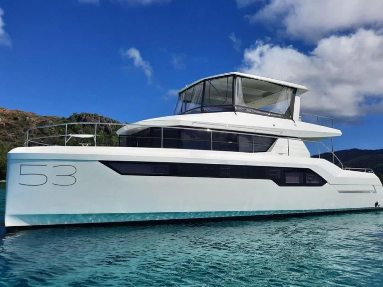 Leopard 53 PC między profesjonalistami a osobami prywatnymi w Antibes