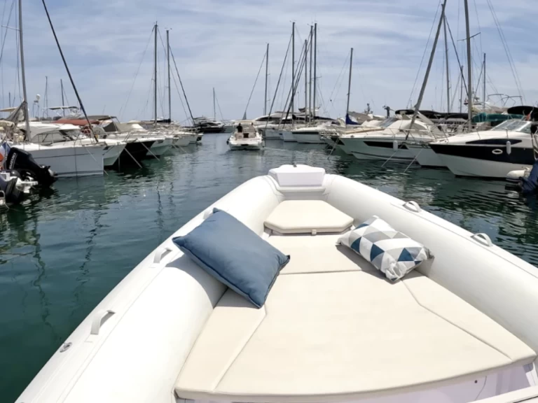 Wynajem Łódż półsztywna Stingher z patentem 