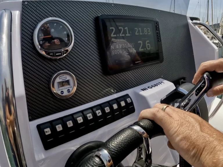 Łódż półsztywna do wynajmu w Mandelieu-la-Napoule w najlepszej cenie