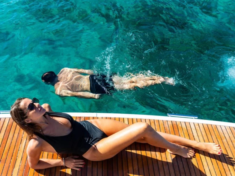 Jeanneau NC 37 między profesjonalistami a osobami prywatnymi w Juan-les-Pins