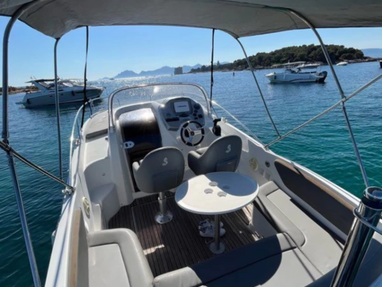 Wynajem Motorówka Bénéteau z patentem 