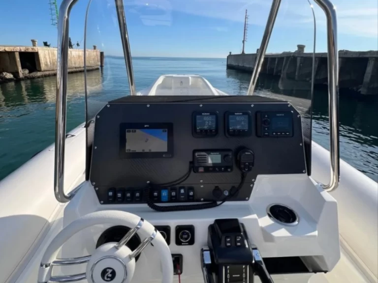 Wynajem Łódż półsztywna Nuova Jolly z patentem 