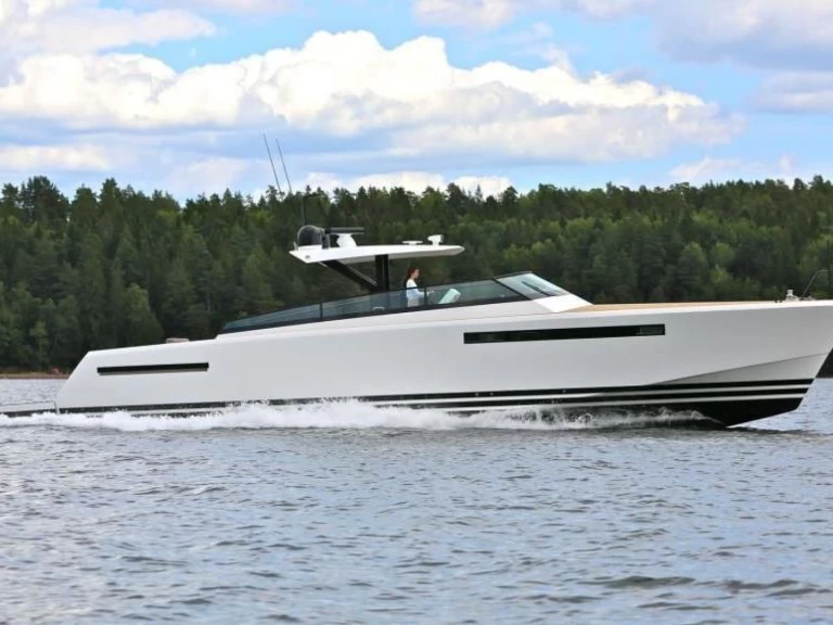 Delta Powerboats 60 między profesjonalistami a osobami prywatnymi w Juan-les-Pins