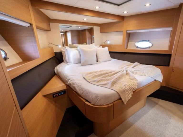 Wynajmij Luksusowy jacht z lub bez skippera Pershing w Antibes