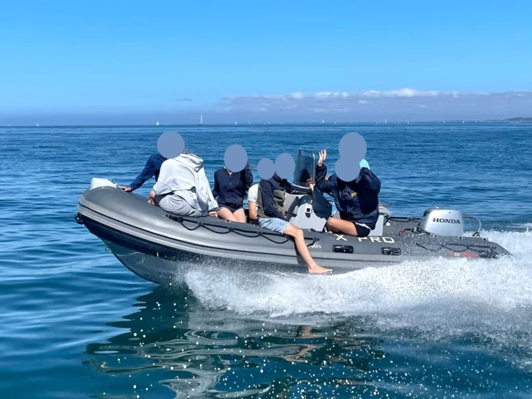 Łódż półsztywna do wynajmu w Locmiquélic w najlepszej cenie