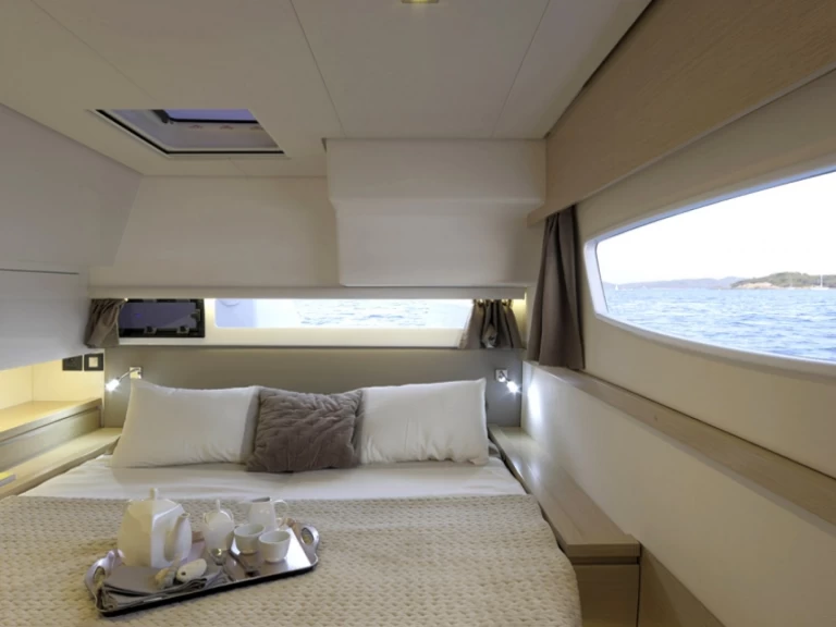 Fountaine Pajot Saba 50 między profesjonalistami a osobami prywatnymi w Donji Seget