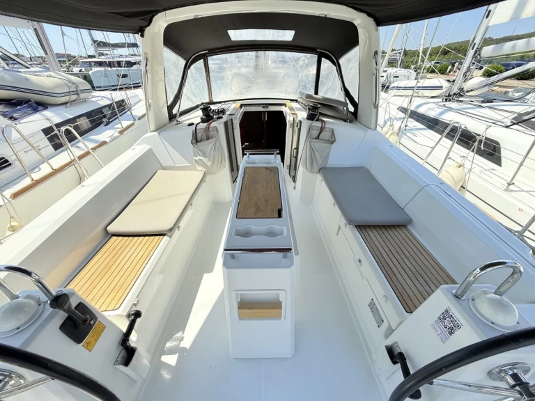 Bénéteau Oceanis 38.1 między profesjonalistami a osobami prywatnymi w Sukosan