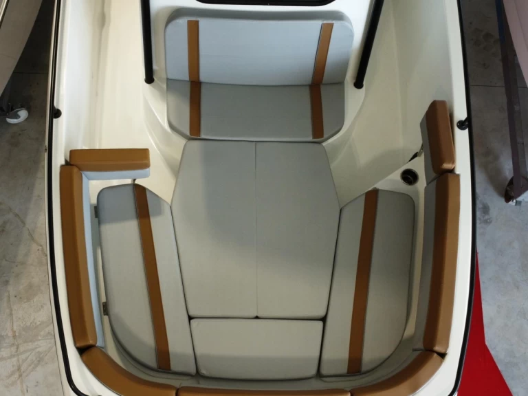 Bénéteau Flyer 8 SPACEdeck między profesjonalistami a osobami prywatnymi w Ajaccio