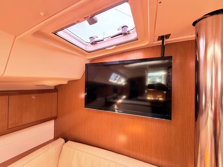 Wynajem Żaglowiec Bénéteau z patentem 