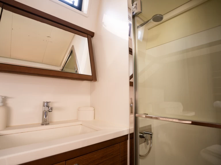 Wynajem Katamaran Lagoon z patentem 