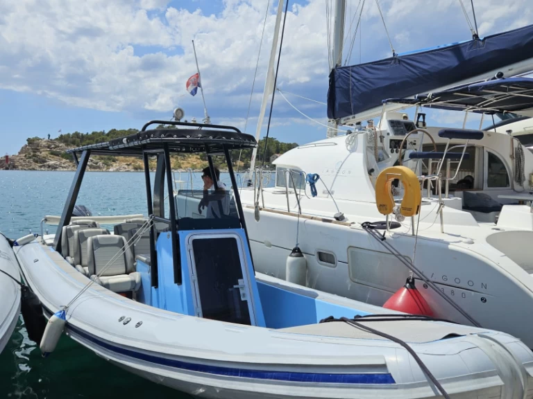 Łódż półsztywna do wynajmu w Makarska w najlepszej cenie
