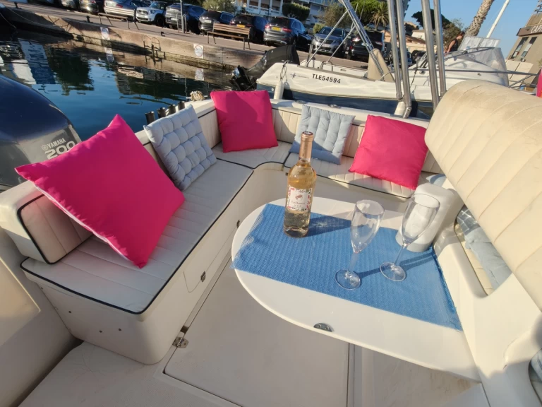 Wynajmij Tecnomariner Stealth Mithos  w Sainte-Maxime