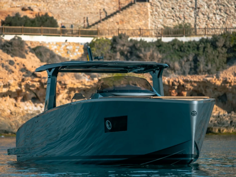 Tesoro T40 między profesjonalistami a osobami prywatnymi w Port des Marines de Cogolin